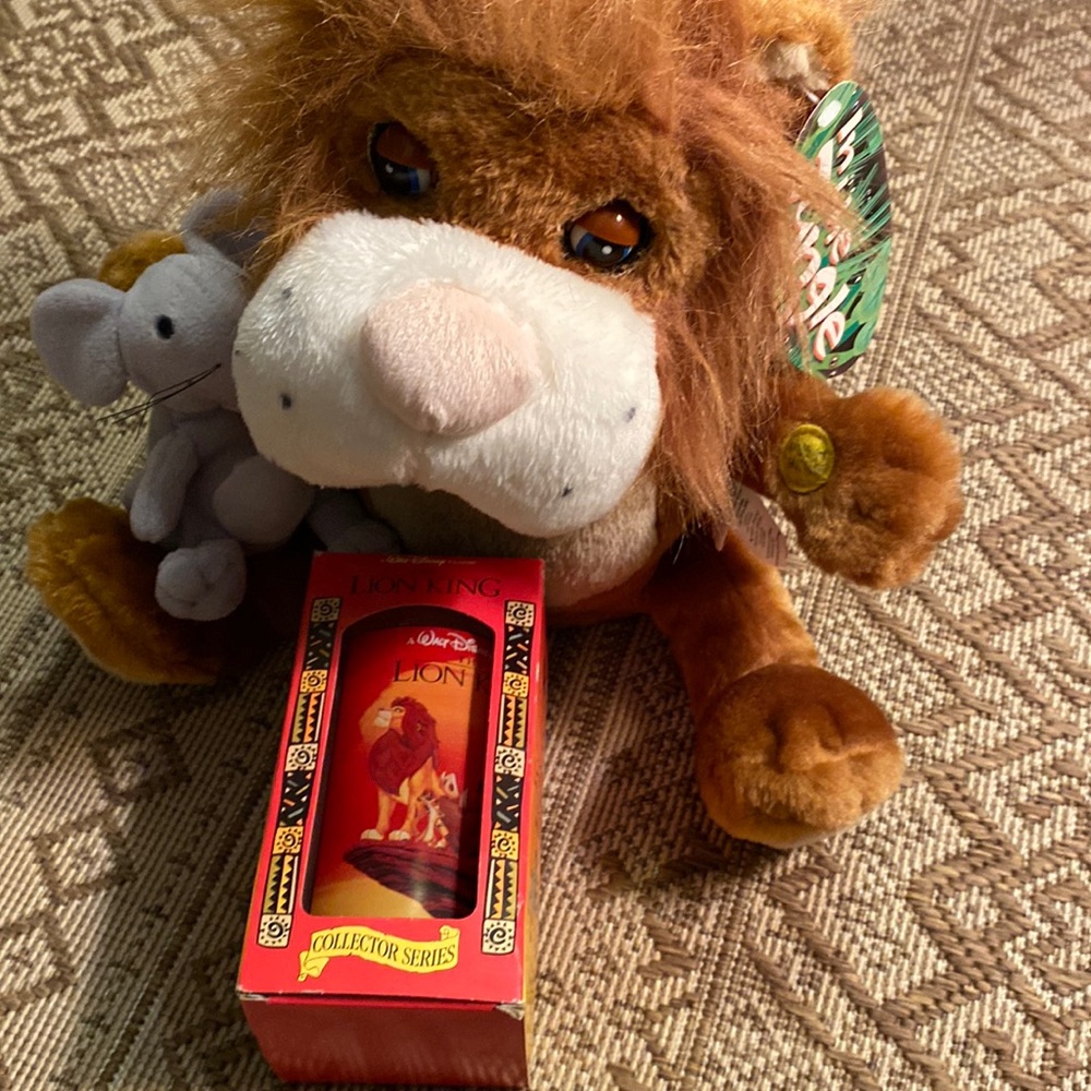 2004 Beverly Hills Teddy Bear Co Lion Sings The Lion Sleeps Tonight 1994 Glass